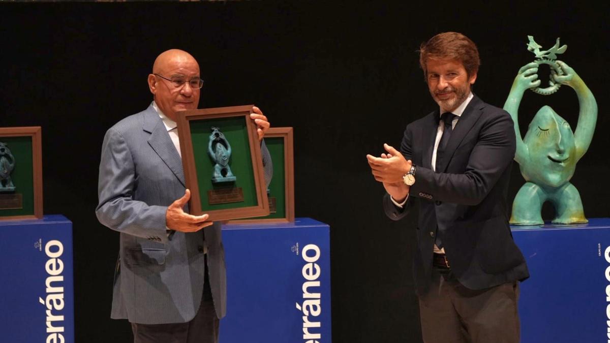 Agustín Poyatos receiving the award for business career on behalf of Macer .